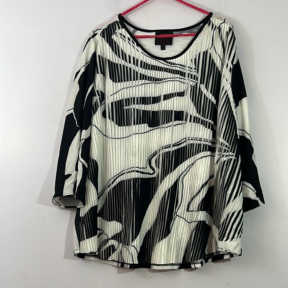 French Blue, 2X, black and white pleated front and nice flow top